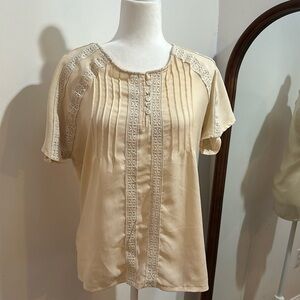 Ivory short sleeve crochet lace back top medium cream button shirt scoop neck